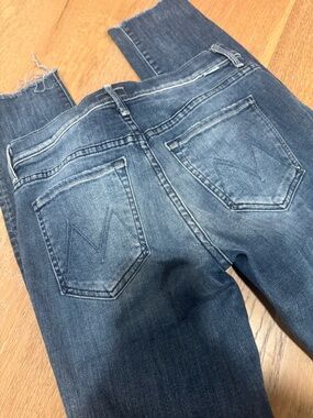 MOTHER Cropped Frayed-Hem Blue Denim Jeans